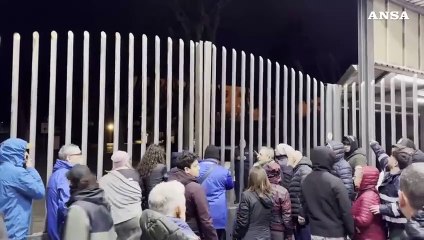 Terremoto a Napoli: cancelli chiusi all'ex base Nato, la folla forza l'apertura