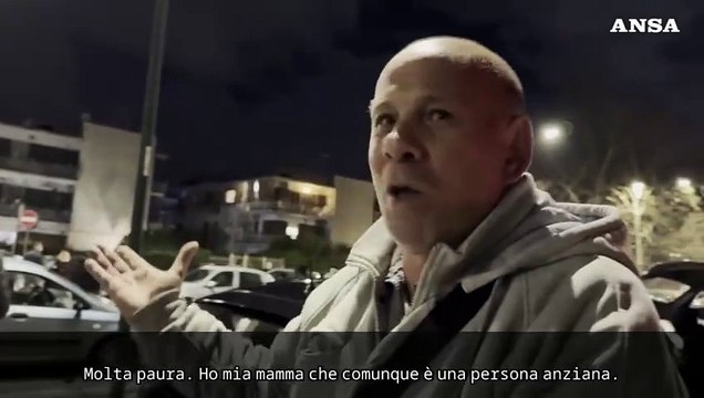 Terremoto a Napoli, gente in strada a Bagnoli: Tanta paura