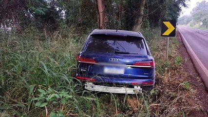 Audi Q7 é abandonado após saída de pista na Estrada Rio da Paz em Cascavel