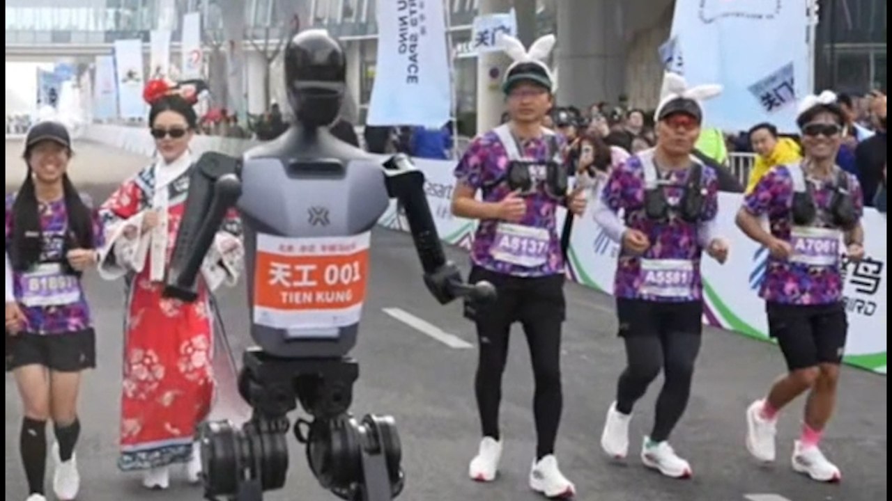 Humanoide Roboter laufen Halbmarathon in Peking