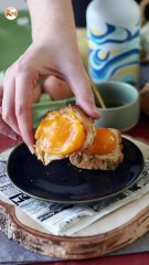 Yemas de huevo confitadas en freidora de aire ¡perfectas para untar sobre pan tostado!