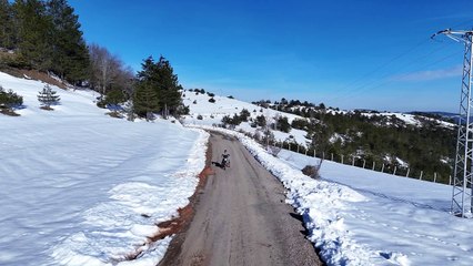 Buz tutan gölün üzerinde bisiklet sürdü