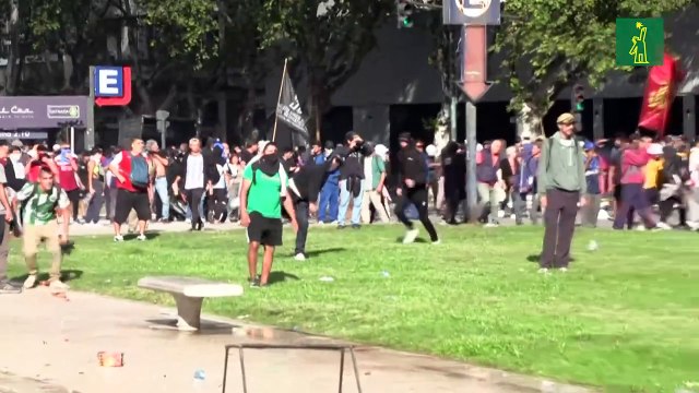 Violentos enfrentamientos con policías en protesta de jubilados e hinchas de fútbol argentino