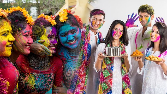 Holi Ke Din Kis Rang Ke Kapde Pehne: होली के दिन राशि अनुसार किस रंग के कपड़े पहने, Holi Ke Totke...