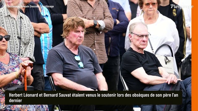 Parmi les personnes présentes pour accompagner une dernière fois Herbert Léonard, le fils d'un chanteur star des années 60