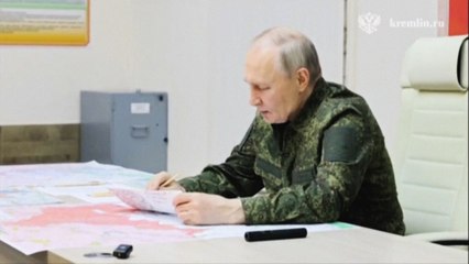 Poutine rend visite en habits militaires à ses troupes près de Koursk