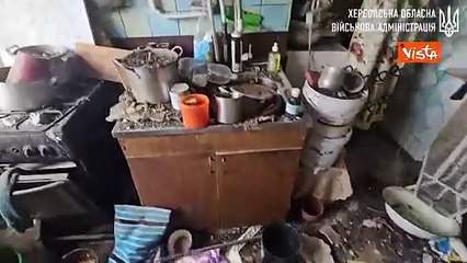 Attacchi russi a Kherson, le macerie e i soccorritori al lavoro