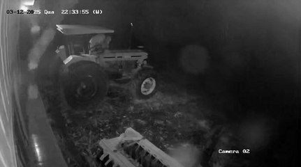Câmera de segurança flagra dupla furtando trator em propriedade rural