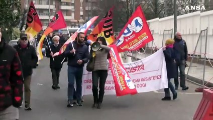 Milano, Valditara contestato all'istituto Molinari: "Fuori i fascisti dalle scuole"