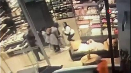 AVM’de sahipsiz köpeğin 3 yaşındaki çocuğa saldırı anı kamerada