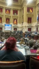Más imágenes de sesión de la Cámara de Diputados termina en escándalo en Argentina
