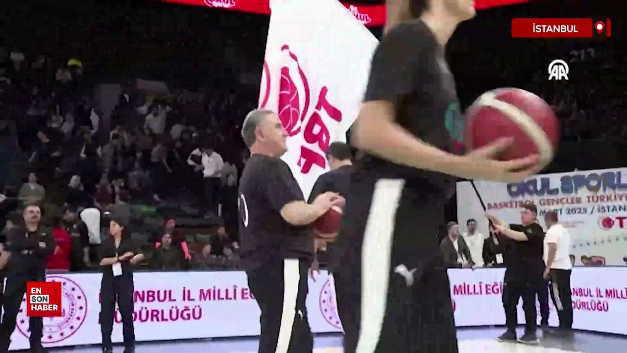 Gençlik ve Spor Bakanı Osman Aşkın Bak, gösteri maçında parkeye çıktı
