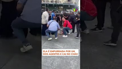 Aposentada é agredida pela polícia durante protesto contra Milei na Argentina #shorts