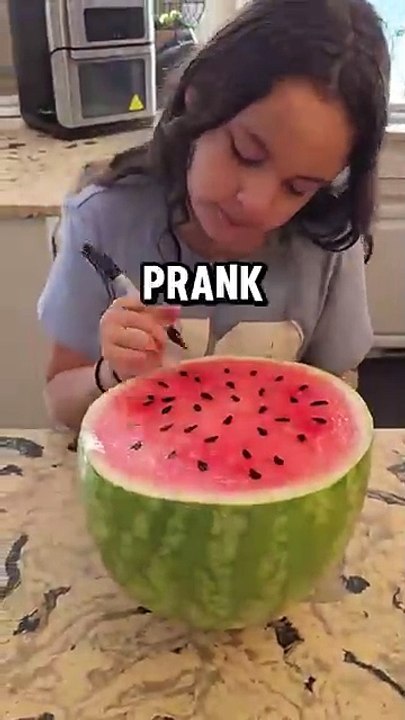Funny_Watermelon_Prank_🤣_#shorts_#short_#viralvideos_#viralshort_#funny_#youtubeshorts_#shortsfeed(360p)