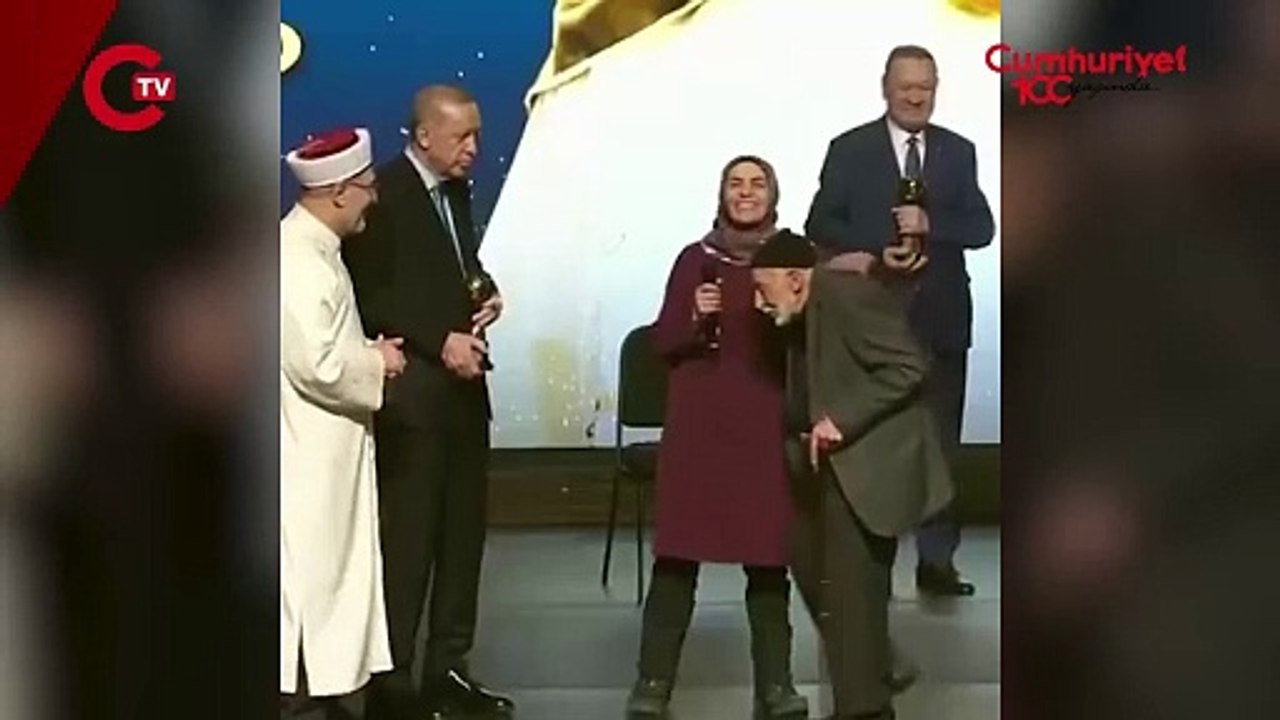Erdoğan, 92 yaşındaki bir kişiye elini öptürdü
