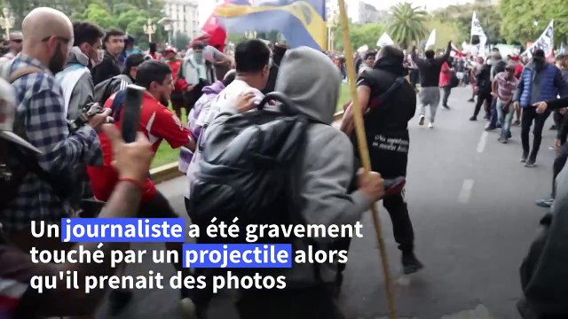 Voitures brûlées, gaz lacrymogènes: une marche pour les retraites dégénère en Argentine