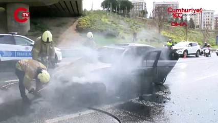 Üsküdar'da otomobil alev alev yandı: Yol trafiğe kapatıldı!