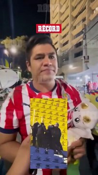 Policías golpean a aficionado de Chivas durante el Clásico Nacional en el Estadio Ciudad de los Deportes