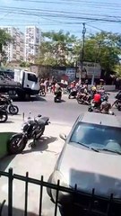 Ambulante morre em tiroteio no Complexo do Chapadão; protestos fecham avenida