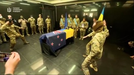 Con una haka: Así despiden militares ucranianos a un soldado neozelandés muerto en el frente ruso