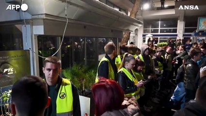 Serbia, gli studenti protestano davanti alla sede della tv pubblica