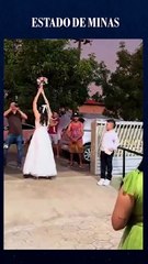 Noviça Rebelde? Freira rouba a cena e pega buquê de noiva em casamento