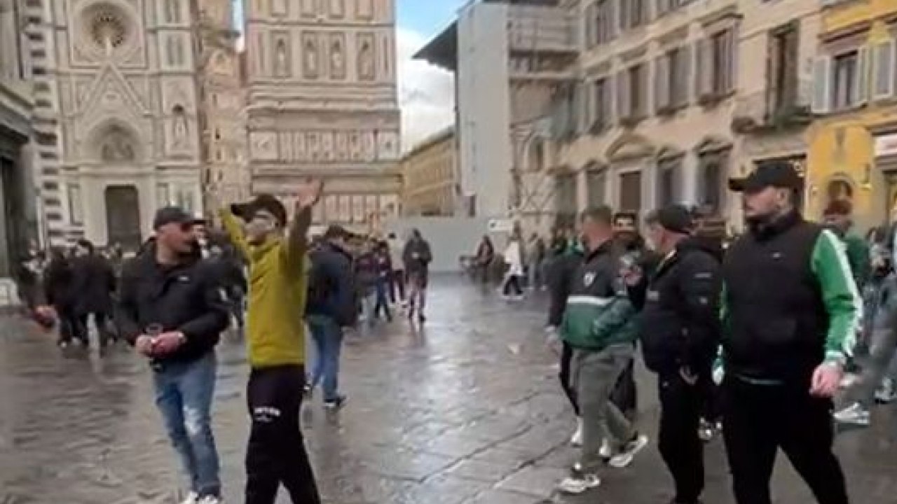 I tifosi del Panathinaikos in corteo all'ombra del Duomo