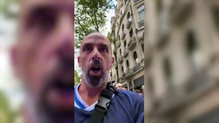 La Policía dejó estacionado un patrullero vacío, llamativamente con las dos puertas abiertas