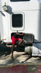 ¡Debajo de asientos de camión! Se escondían 4 haitianos indocumentados