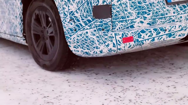 Les grands monospaces électriques Mercedes-Benz maîtrisent les essais hivernaux au cercle polaire
