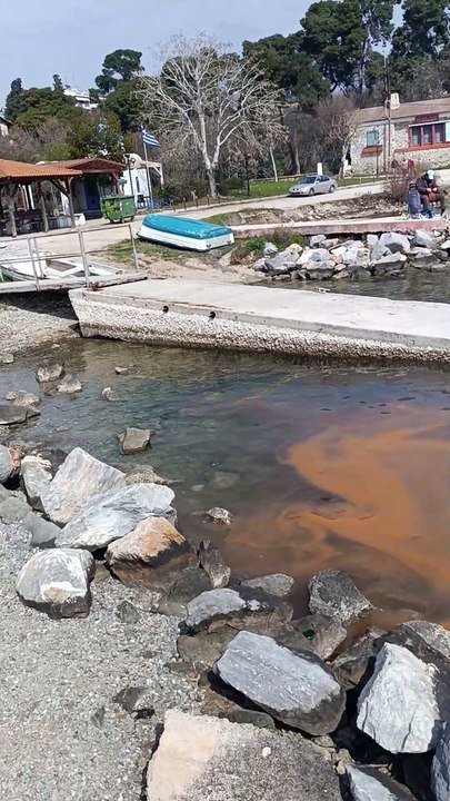 Περίεργο χρώμα στη θάλασσα