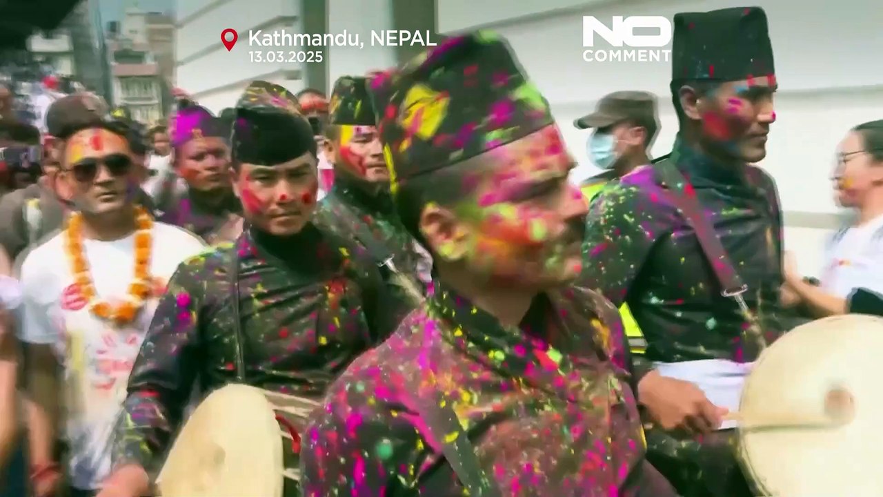 Kathmandu travolta dai colori mentre migliaia celebrano il festival di Holi