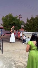 freira rouba a cena ao pegar o buquê da noiva