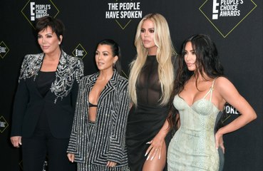 Khloé y Kourtney Kardashian consideraron un ‘reto’ tener a su madre como representante
