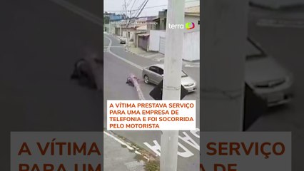Carro atinge escada no meio da rua e derruba homem que trabalhava em fiação #shorts