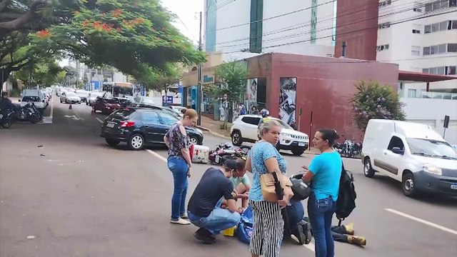 Motociclista quebra o braço após forte colisão com carro na Rua Minas Gerais