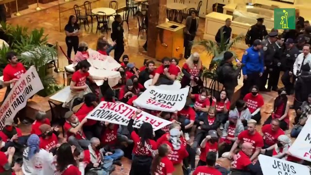 Activistas judíos propalestinos protestan dentro de la Torre Trump