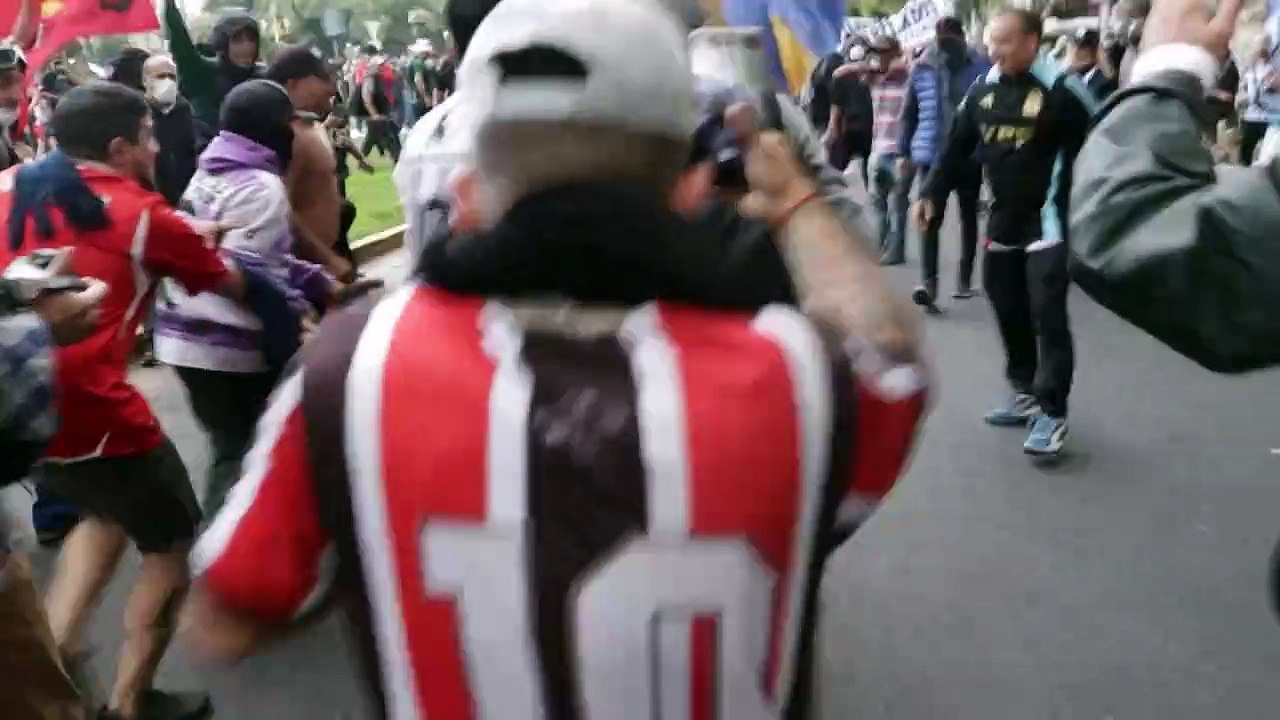 Jornalista em estado crítico após repressão policial em protesto argentino
