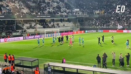 Celebración de jugadores con afición del Betis en Guimaraes