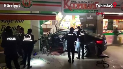 Alkollü sürücünün otomobille yayalara çarpıp, markete girdiği kaza kamerada: 3 yaralı
