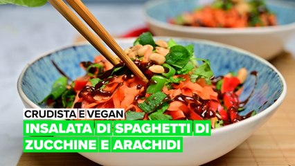 Crudista e vegan: insalata di spaghetti di zucchine e arachidi