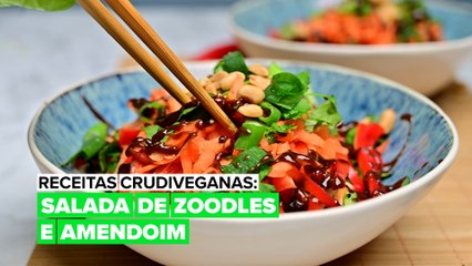 Receitas crudiveganas: Salada de zoodles e amendoim