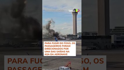 Avião da American Airlines pega fogo e passageiros se protegem em cima de asa #shorts