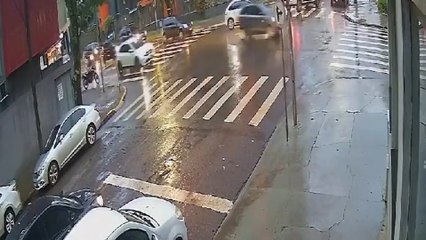 Internauta procura motorista de automóvel que derrubou moto estacionada