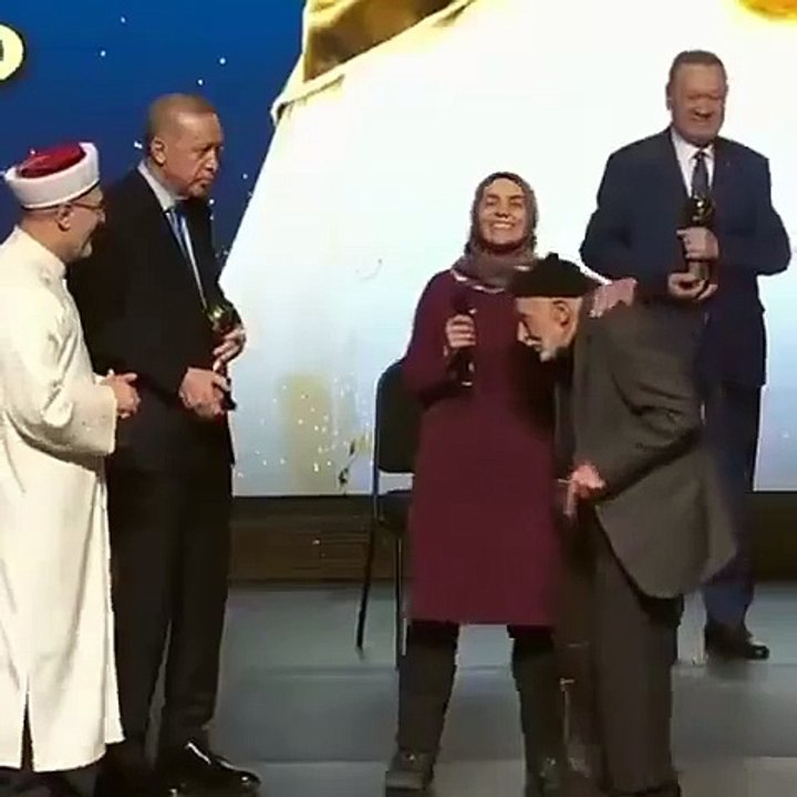 Cumhurbaşkanı Erdoğan, 92 yaşındaki yurttaşa elini öptürdü, tepkiler çığ oldu