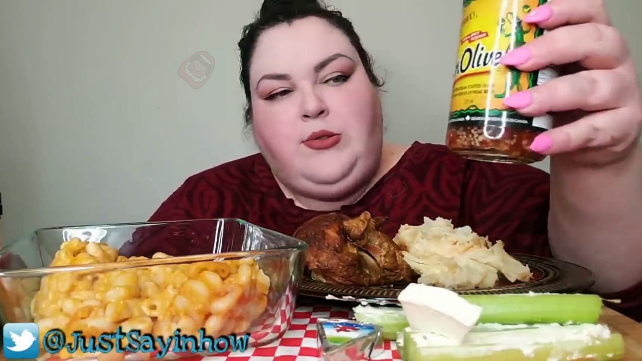 What If Foodie Beauty and Amberlynn Reid  Got Together To Feast On  Rotisserie Chicken-Retro Moments
