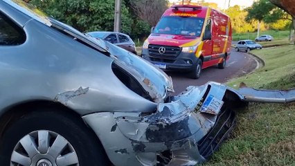 Mulher bate contra árvore na Rua Bom Jesus, atrás do Shopping