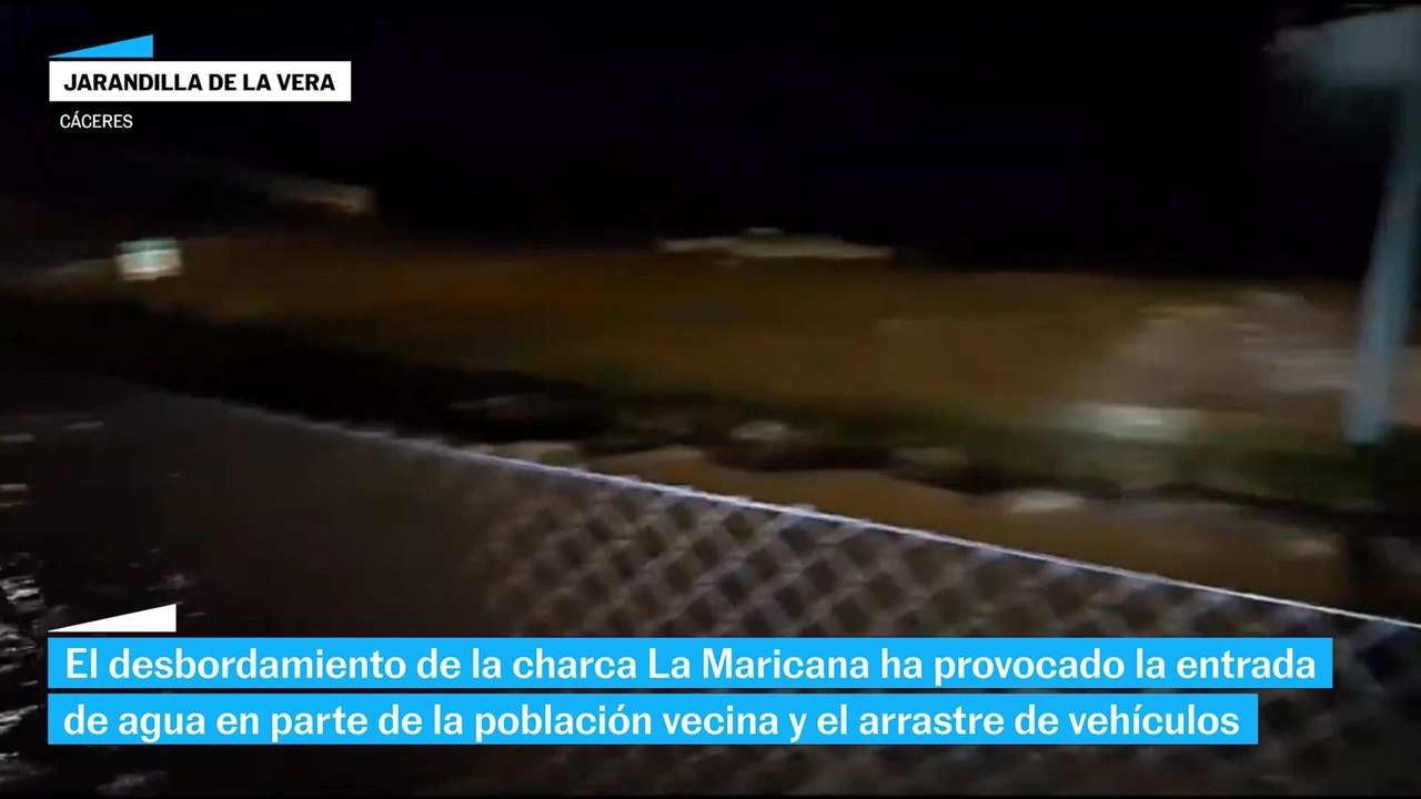 El desbordamiento de una charca en Cáceres arrastra coches e inunda vecinos