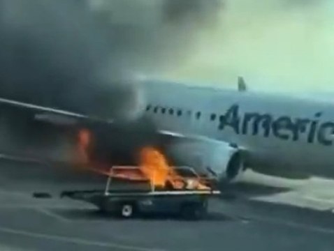 Flugzeug brennt: Passagiere verlassen rauchende Maschine über Flügel