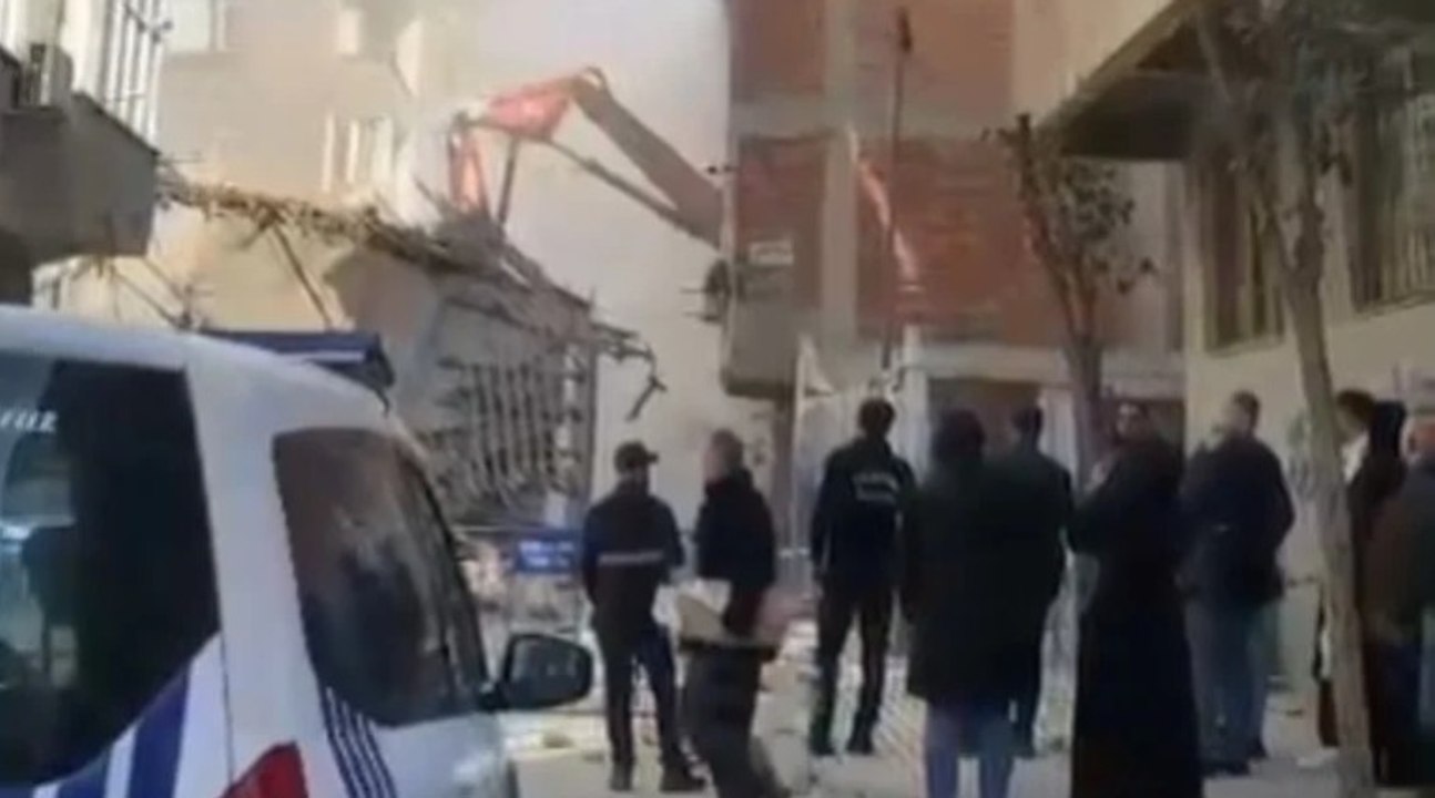 Kontrollü yıkım sırasında hasar alan başka bir bina tahliye edildi
